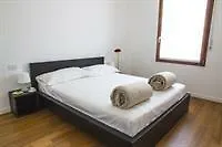 Bespoke - Navigli Apartman *